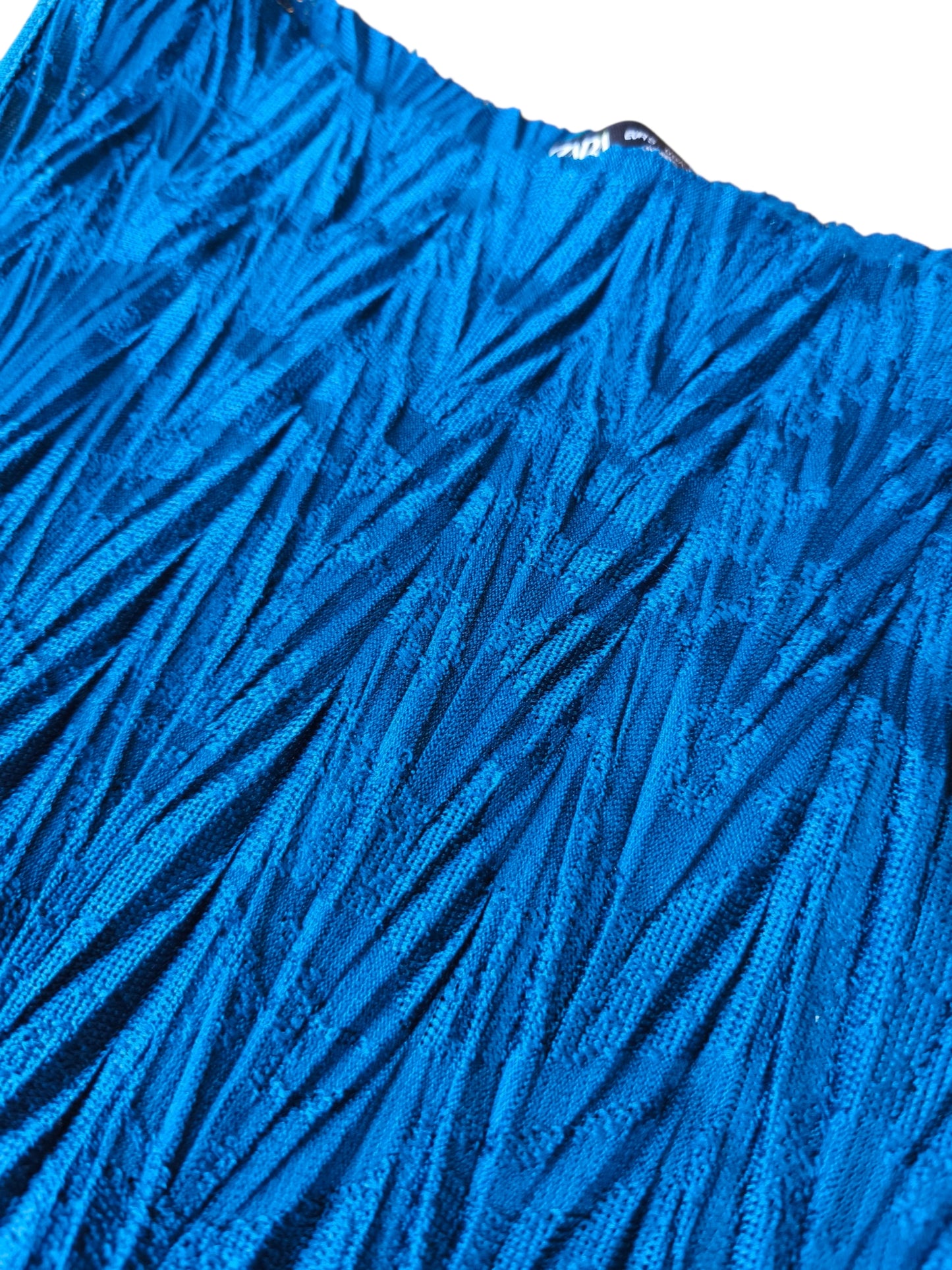 Polera texturizada azul eléctrico / Tala S